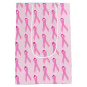 ピンク色の乳がん生存者リボン ミディアムペーパーバッグ (裏面)