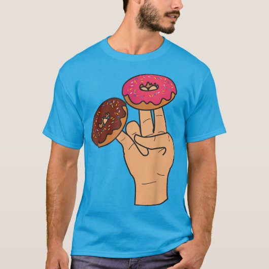 ピンク色の二つが悪臭を放つショッカーの中おもしろいで Tシャツ (正面)