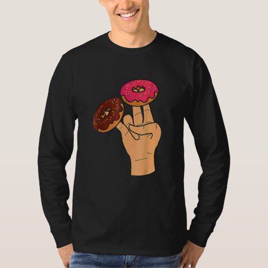 ピンク色の二つが悪臭を放つショッカー Tシャツ (正面)