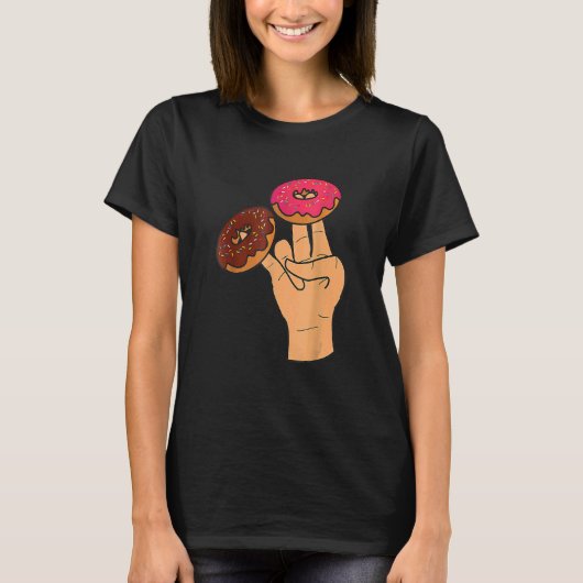 ピンク色の二つが悪臭を放つショッカー Tシャツ (正面)