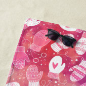 ピンク色の冬のクリスマスのミッテンス ビーチタオル (インサイチュ)