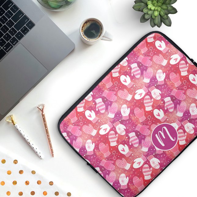 ピンク色の冬のクリスマスのミッテンス ラップトップスリーブ (Winter Mittens Pattern & Monogram Laptop Sleeve)