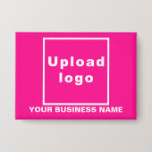 ピンク色の四角形の上のビジネス名とロゴ 缶バッジ (正面)