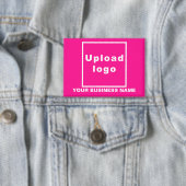 ピンク色の四角形の上のビジネス名とロゴ 缶バッジ (インサイチュ)