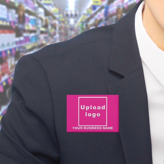 ピンク色の四角形の上のビジネス名とロゴ 缶バッジ