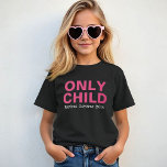ピンク色の姉おもしろいが亡くなる唯一の子 Tシャツ<br><div class="desc">こカスタマイズの「Only Child - Expires」ベビー告知Tシャツと新生児の締め切り月。鮮やかなピンクと白の色 – 多くのシャツのスタイル、サイズ、色のオプションが利用可能。</div>