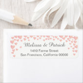 ピンク色の恋のハート紙吹雪が白結婚の ラベル (インサイチュ)