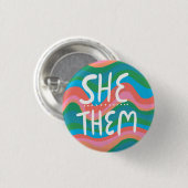 ピンク色の手文字カラフルを発音 缶バッジ (正面&裏面)