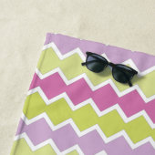 ピンク色の文字色の黄色い幾何学模様の名前 ビーチタオル (インサイチュ)