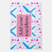 ピンク色の水の色のパターンを追加の名前文字カスタム キッチンタオル (縦)