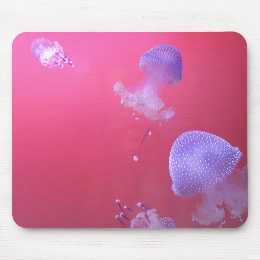 ピンク色の水中を漂う変わったクラゲ マウスパッド (正面)