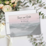 ピンク色の灰色の霧の救山々私たちの結婚日付 セーブザデート<br><div class="desc">柔らかくミュートされたピンクと灰色の霧に覆わ結婚れた山々の救写真のないDateカード。自分の文字でパーソナライズカスタマイ連絡ズでも、一致する製品を要求するための私たち。</div>