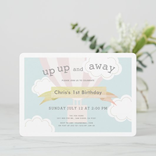 ピンク色の熱気球が上がり遠くに1歳の誕生日 招待状 (スタンド正面)