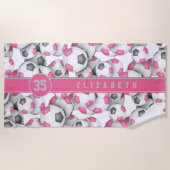 ピンク色の白いサッカーボール柄の女カスタムの子 ビーチタオル (正面)