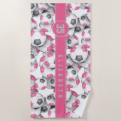 ピンク色の白いサッカーボール柄の女カスタムの子 ビーチタオル (正面)