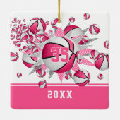 ピンク色の白いバスケットボールのパンク女子スポーツ セラミックオーナメント (裏面)