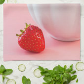 ピンク色の白いボウルに入れた赤い新鮮なイチゴ キッチンタオル (折り畳み)
