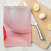 ピンク色の白いボウルに入れた赤い新鮮なイチゴ キッチンタオル (四つ折り)