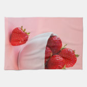 ピンク色の白いボウルに入れた赤い新鮮なイチゴ キッチンタオル (横)