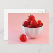 ピンク色の白いボウルに入れた赤い赤面 ポストカード (正面/裏面)
