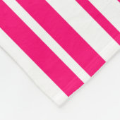 ピンク色の白い垂直ストライプパターンデザイン フリースブランケット (角)