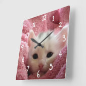 ピンク色の白猫 スクエア壁時計 (傾斜)