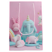 ピンク色の眠い動物 ミディアムペーパーバッグ (裏面)