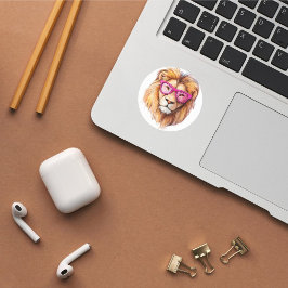 ピンク色の眼鏡のシールが貼られたライオン ラウンドシール