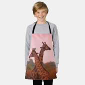 ピンク色の空を持つキリン エプロン (着用した状態)