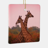 ピンク色の空を持つキリン セラミックオーナメント (右)
