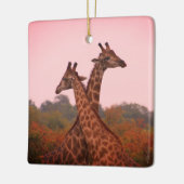 ピンク色の空を持つキリン セラミックオーナメント (左)