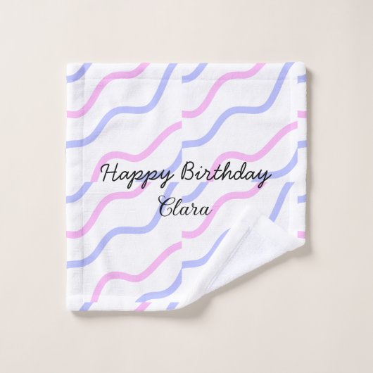ピンク色の紫ストライプのハッピーバースデー名の追加文字 ウォッシュタオル (ウォッシュタオル)