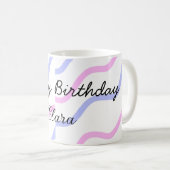 ピンク色の紫ストライプのハッピーバースデー名の追加文字 コーヒーマグカップ (正面右)