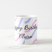 ピンク色の紫ストライプのハッピーバースデー名の追加文字 コーヒーマグカップ (中央)
