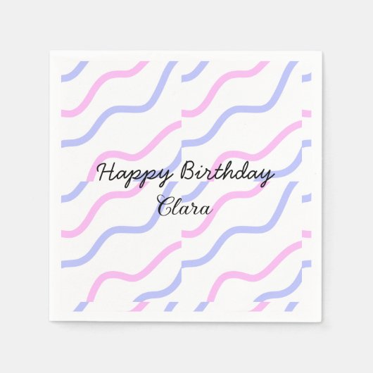 ピンク色の紫ストライプのハッピーバースデー名の追加文字 スタンダードカクテルナプキン (正面)