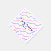 ピンク色の紫ストライプのハッピーバースデー名の追加文字 スタンダードカクテルナプキン (角)