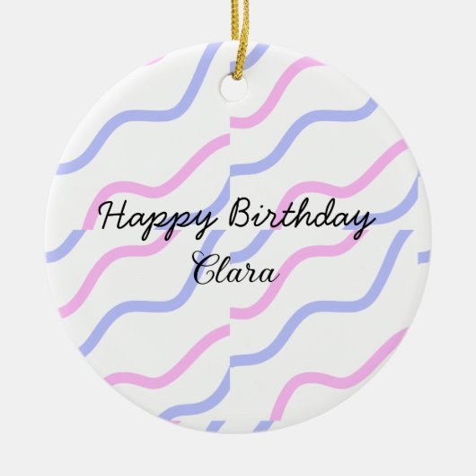 ピンク色の紫ストライプのハッピーバースデー名の追加文字 セラミックオーナメント (正面)
