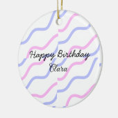 ピンク色の紫ストライプのハッピーバースデー名の追加文字 セラミックオーナメント (左)
