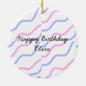 ピンク色の紫ストライプのハッピーバースデー名の追加文字 セラミックオーナメント (裏面)