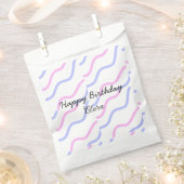 ピンク色の紫ストライプのハッピーバースデー名の追加文字 フェイバーバッグ (クリップ留めされた状態)
