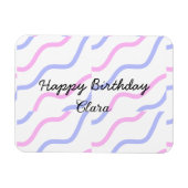 ピンク色の紫ストライプのハッピーバースデー名の追加文字 マグネット (横)