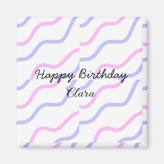 ピンク色の紫ストライプのハッピーバースデー名の追加文字 マグネット (正面)