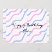 ピンク色の紫ストライプのハッピーバースデー名の追加文字 招待状 (正面/裏面)