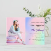 ピンク色の紫色のホログラフィックフォト誕生日 招待状 (スタンド正面)