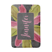 ピンク色の緑のアントラサイトファンタジーフラワーフラクタル名 バスマット (正面縦)