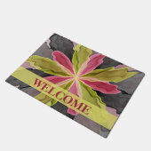 ピンク色の緑の無煙草花フラクタルウェルカム ドアマット (アングル)