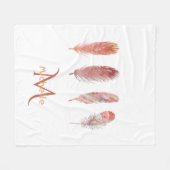 ピンク色の羽毛と白い珊瑚モノグラムの フリースブランケット (正面(横))