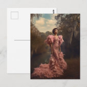 ピンク色の羽毛のドレスを着た美しい女性 ポストカード (正面/裏面)