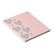 ピンク色の背景にグレーのハート ノートパッド (アングル)