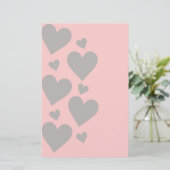 ピンク色の背景にグレーのハート 便箋 (スタンド正面)